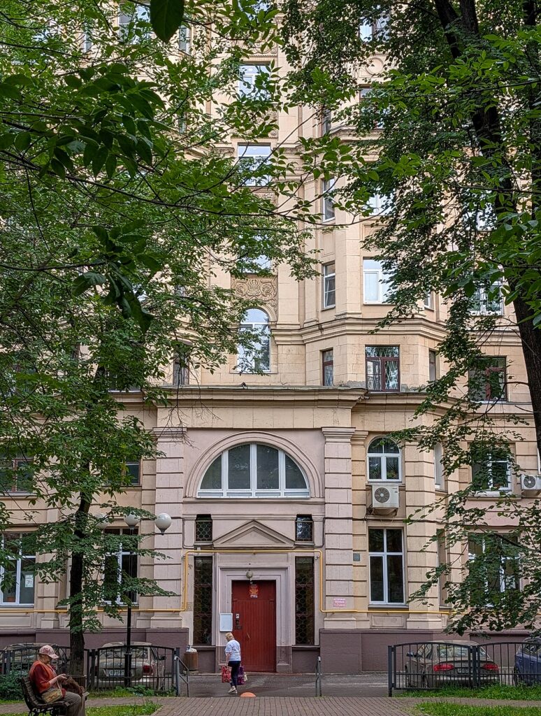 сталинка 1955 года с высокими потолками, Щербаковская улица, 54