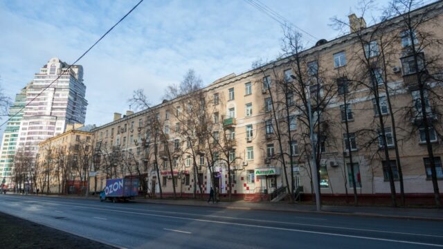 Фасад дома: улица Маршала Бирюзова, дом 28