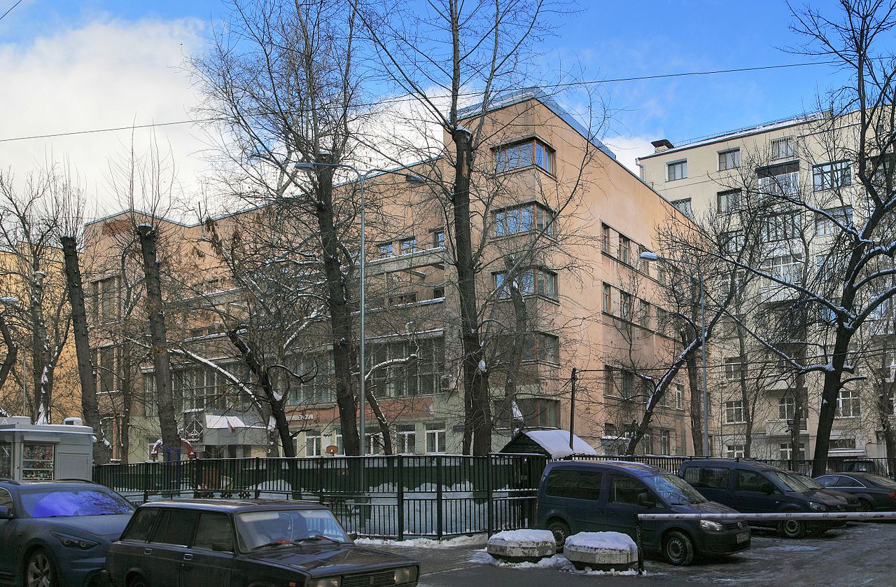 сталинка — многокомнатный жилой дом, Большой Златоустинский переулок, 3/5с1, 1932 года постройки
