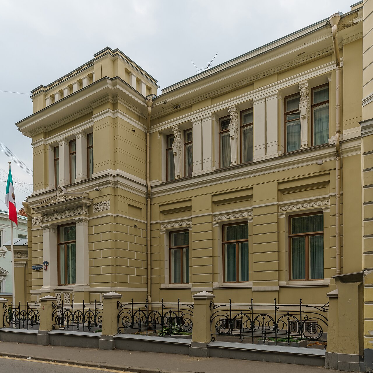 сталинка с трёхкомнатными квартирами, Малый Николопесковский переулок, 9/1с2, 1946 года постройки
