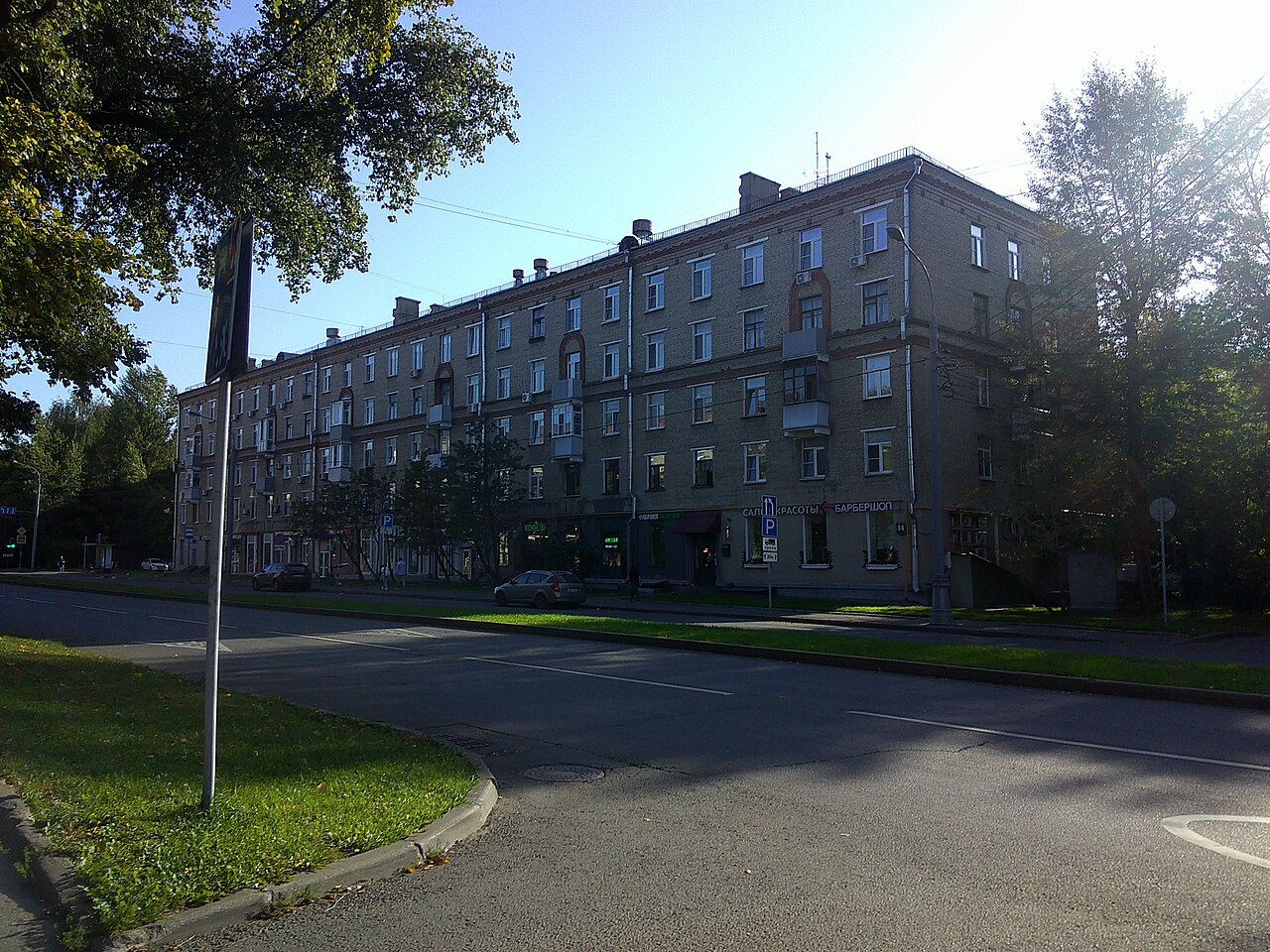 Кирпичный сталинский дом 1957 года на Владимирской улице в Москве