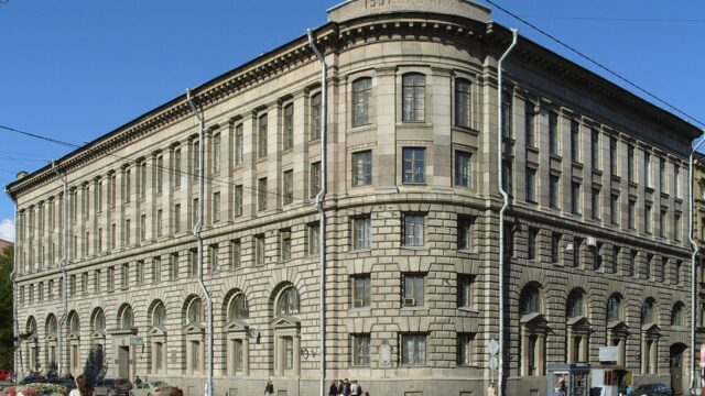 Сталинский жилой дом в Санкт-Петербурге