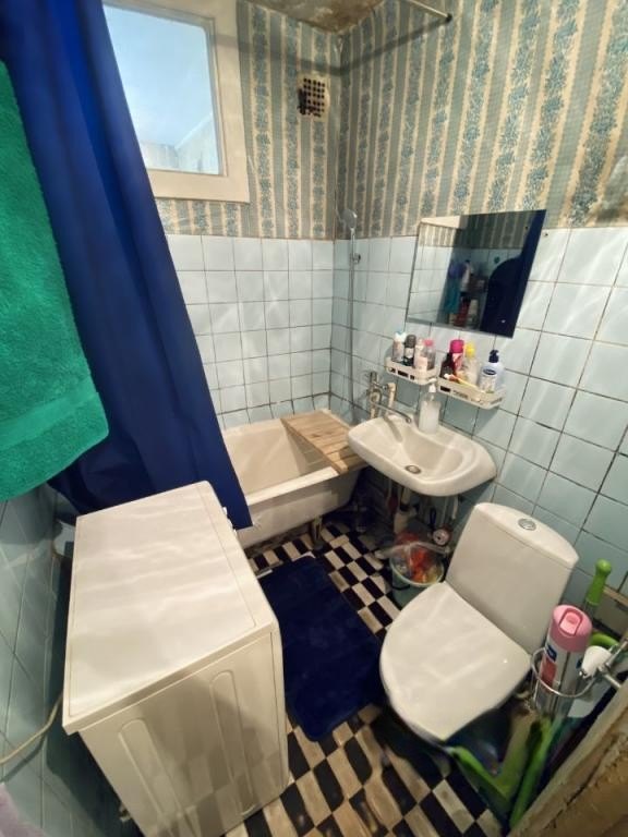 Маленькое окно между ванной и кухней в интерьере сталинской квартиры
