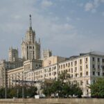 Высотка на Котельнической набережной в панораме Москвы-реки