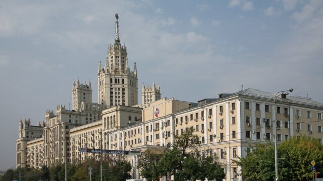 Высотка на Котельнической набережной в панораме Москвы-реки