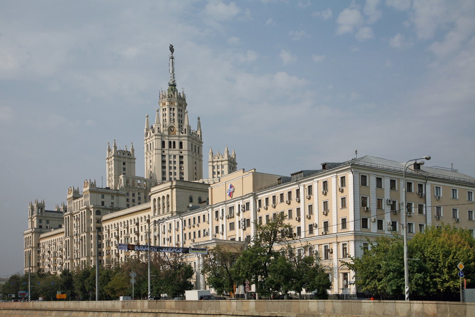 Высотка на Котельнической набережной в панораме Москвы-реки