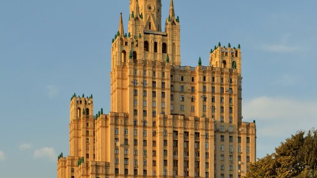 Сталинская высотка на Кудринской площади — вид с южной стороны
