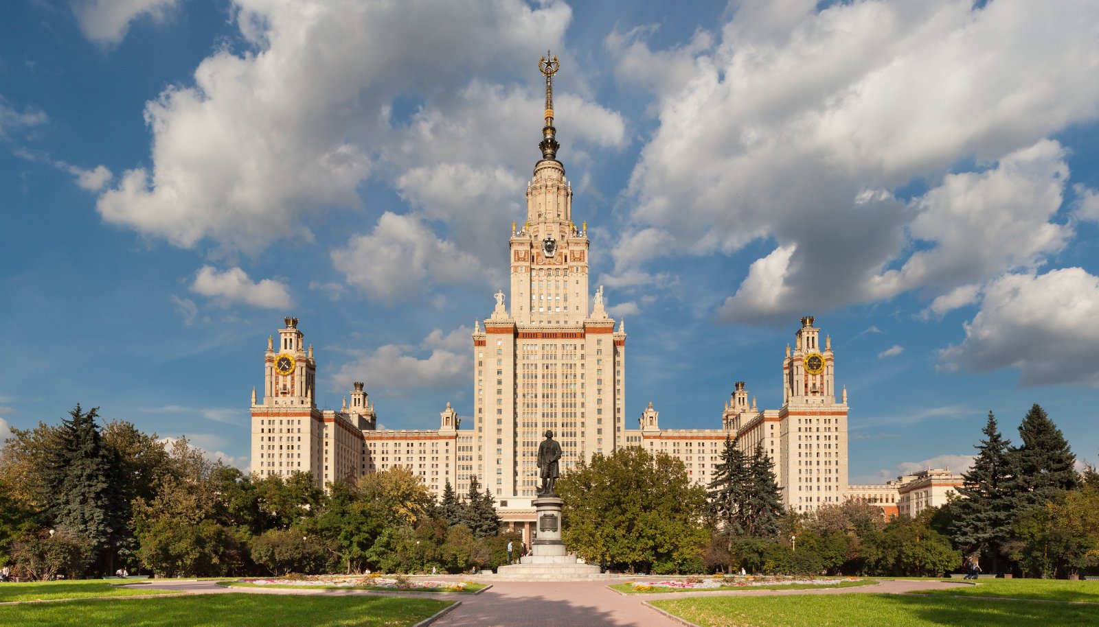 Главное здание МГУ на Воробьёвых горах — самая высокая сталинская высотка