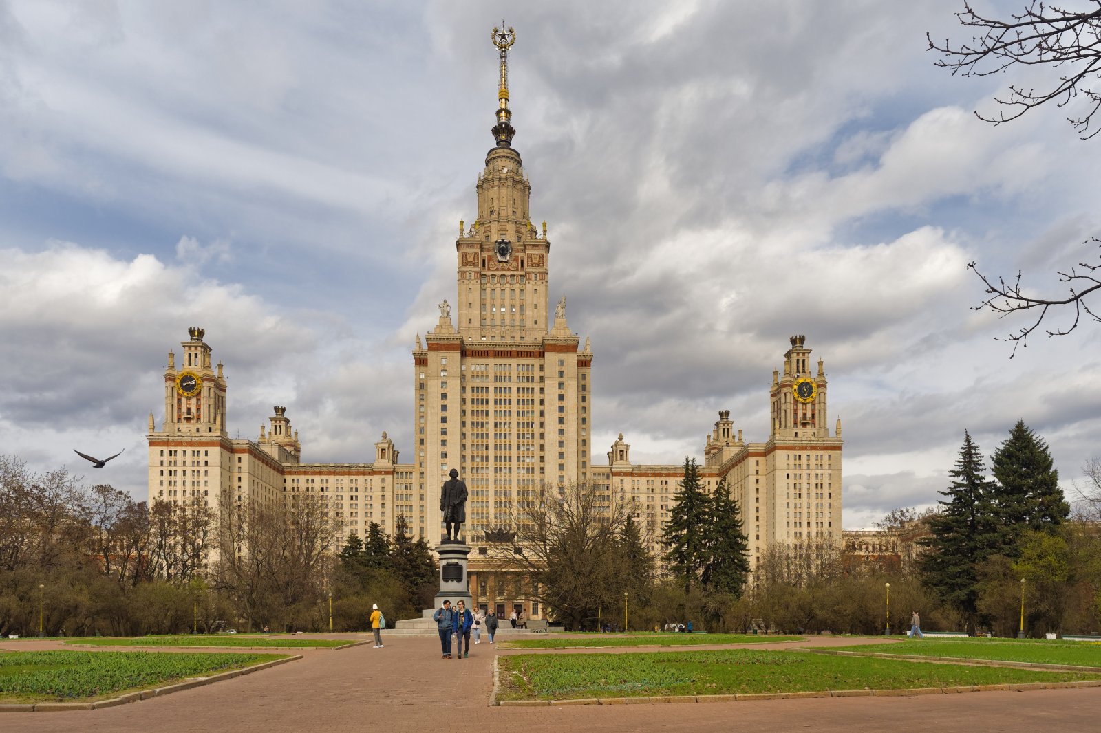 Высотка МГУ — вид на главное здание со стороны