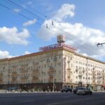 Фасад сталинки с лепниной и арками — Тверская улица, 6