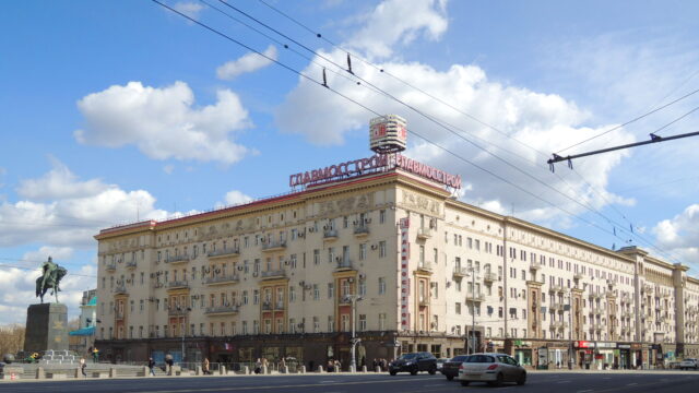 Фасад сталинки с лепниной и арками — Тверская улица, 6