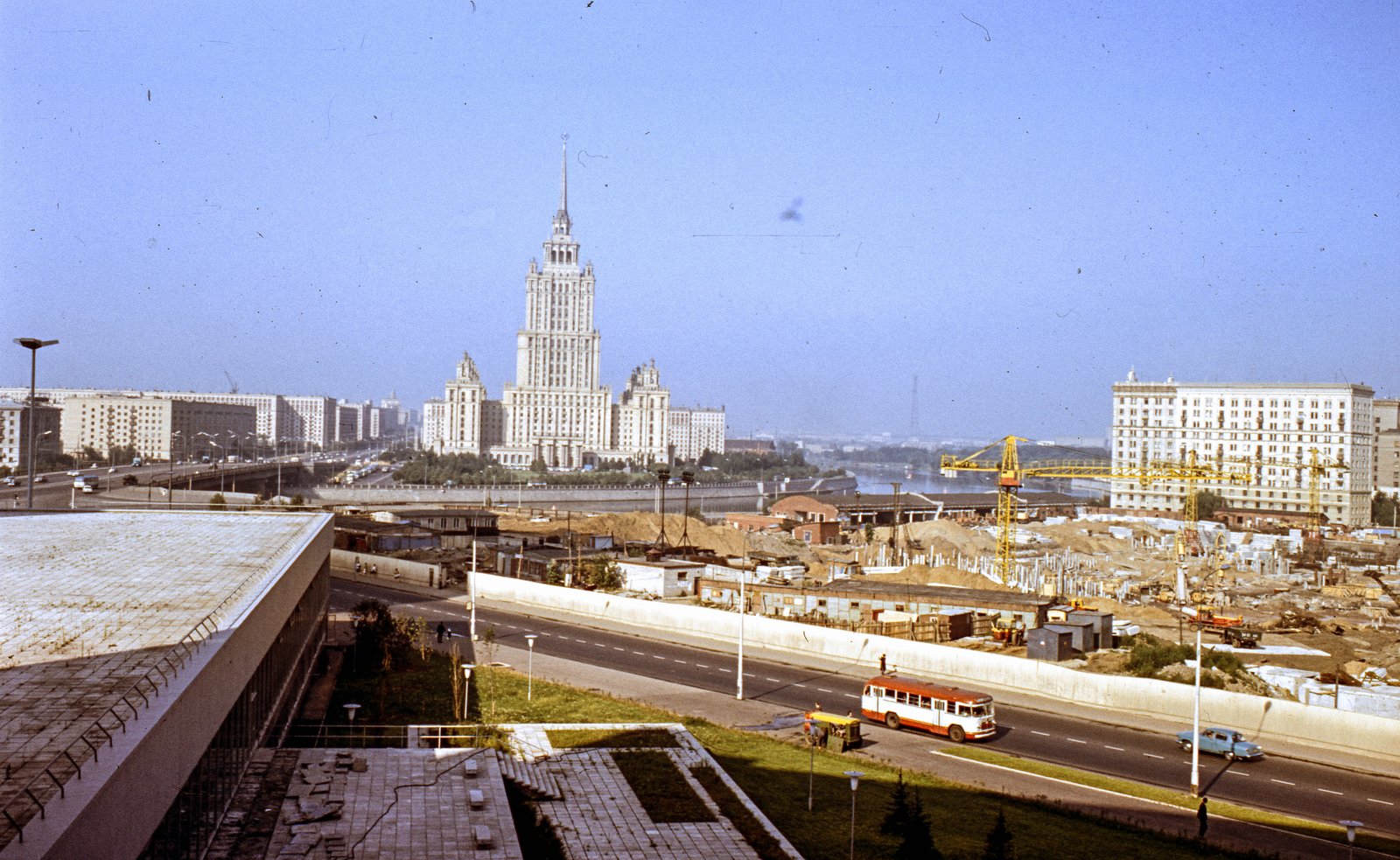Гостиница Украина и Новоарбатский мост — архивный снимок
